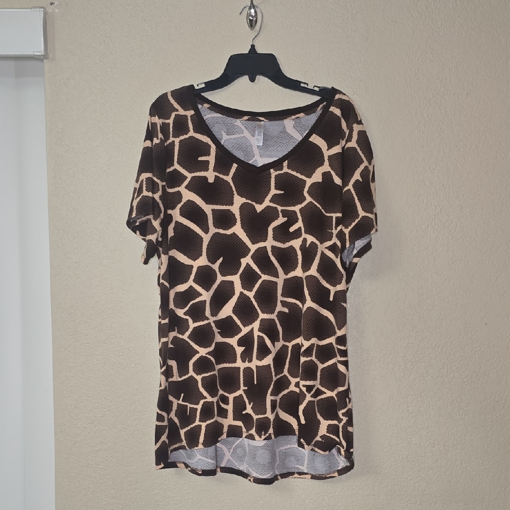 LuLaRoe Giraffe Print Women's Top